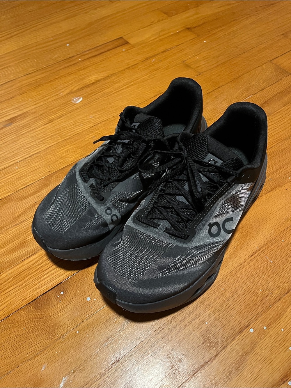 On Running Men's Cloudswift Athletic Shoes in Black and Gray